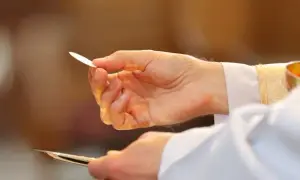 Czy rezygnacja z Komunii to grzech? Wyjaśnienie Kościoła