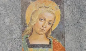 Fragment fresku przedstawiający młodą kobietę w koronie i z aureolą.