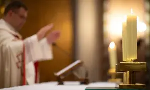 Emerytura księdza: Ile naprawdę zarabia duchowny?