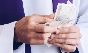 Zarobki księży w Polsce: Ile naprawdę zarabiają duchowni?