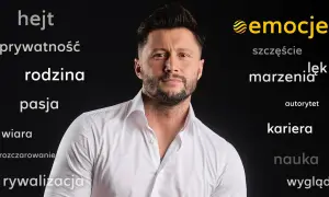 Mężczyzna w białej koszuli na czarnym tle, otoczony słowami: wiara, rodzina, pasja, emocje.