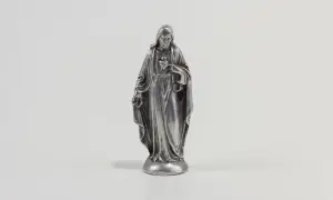 Srebrna figurka przedstawiająca Jezusa z Sercem.