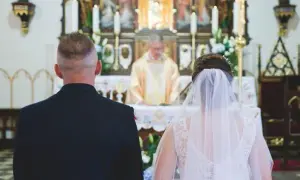 Ślub kościelny: Ile kosztuje? Ile naprawdę wynosi "co łaska"?