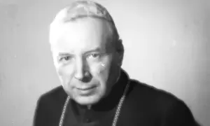 Portret Stefana Wyszyńskiego w stroju duchownym, z widoczną piuską i łańcuchem.