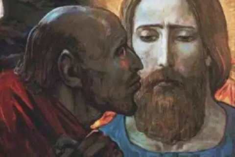 Judasz całuje Jezusa, w tle żołnierze i księżyc.
