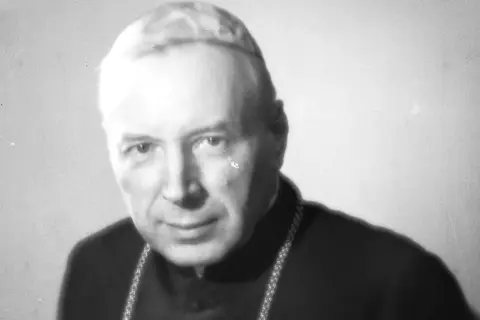 Portret Stefana Wyszyńskiego w stroju duchownym, z widoczną piuską i łańcuchem.