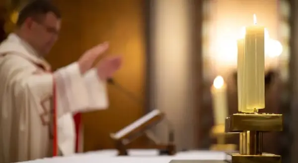 Emerytura księdza: Ile naprawdę zarabia duchowny?