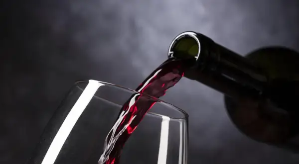 Picie alkoholu przed 18: grzech lekki czy ciężki? Wyjaśniamy
