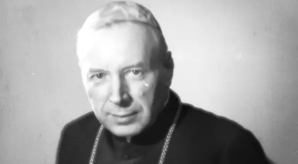 Portret Stefana Wyszyńskiego w stroju duchownym, z widoczną piuską i łańcuchem.