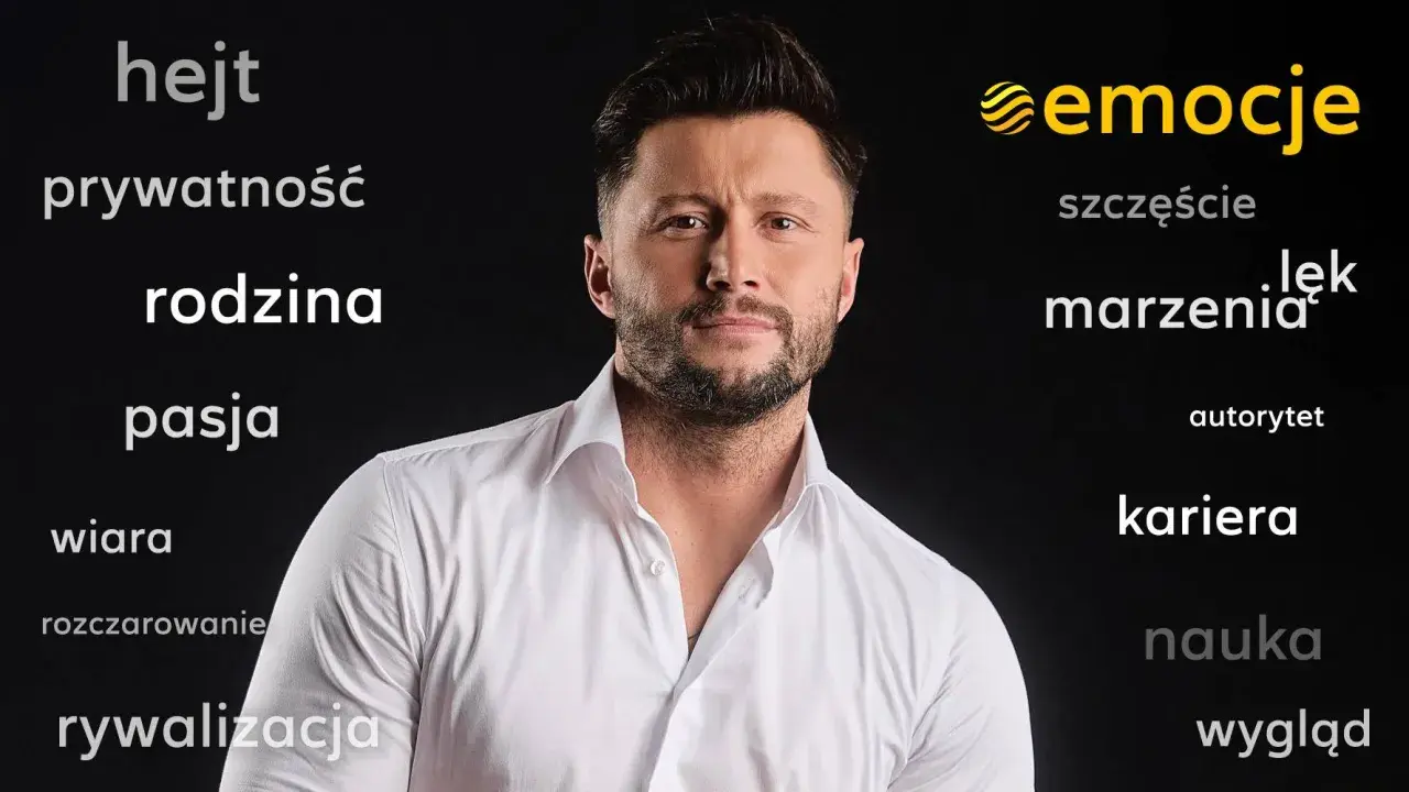Mężczyzna w białej koszuli na czarnym tle, otoczony słowami: wiara, rodzina, pasja, emocje.