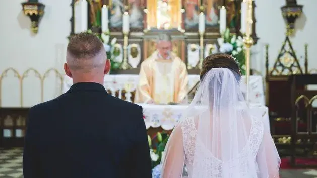 Ślub kościelny: Ile kosztuje? Ile naprawdę wynosi "co łaska"?