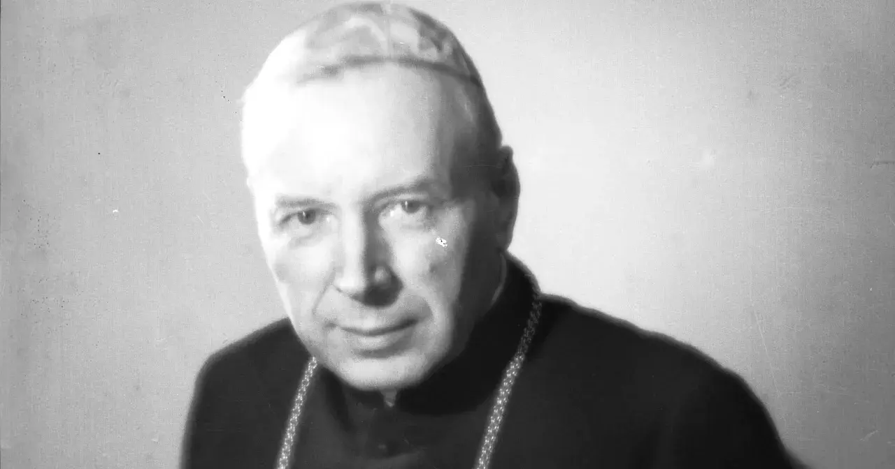 Portret Stefana Wyszyńskiego w stroju duchownym, z widoczną piuską i łańcuchem.