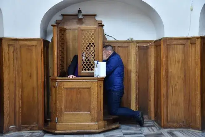 spowiedź konfesjonał ksiądz wierny