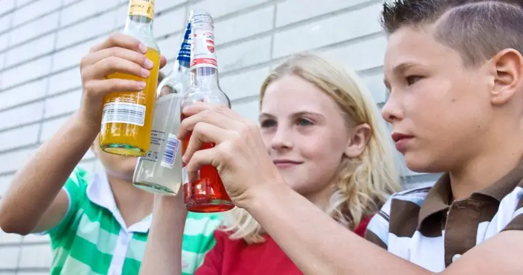 Młodzi ludzie pijący alkohol, konsekwencje picia alkoholu przez nieletnich, ryzyko zdrowotne alkohol