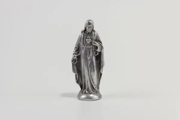 Srebrna figurka przedstawiająca Jezusa z Sercem.