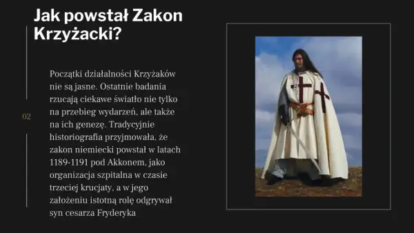 Rycerz w białym płaszczu z krzyżem i mieczem.