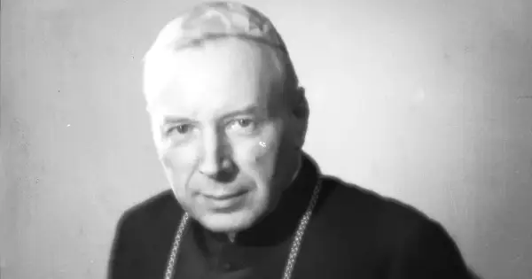 Portret Stefana Wyszyńskiego w stroju duchownym, z widoczną piuską i łańcuchem.