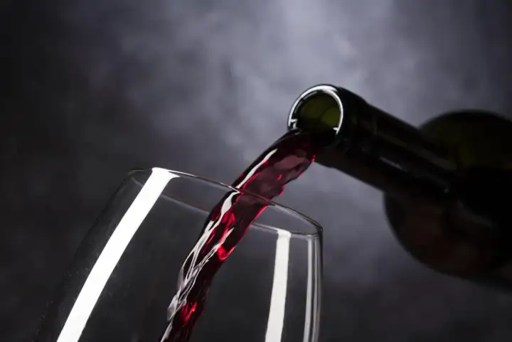 Picie alkoholu przed 18: grzech lekki czy ciężki? Wyjaśniamy
